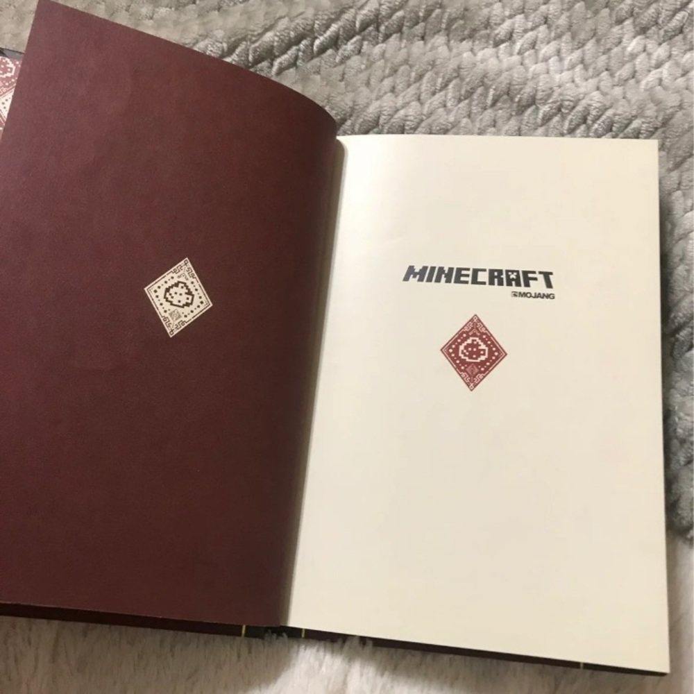 Minecraft Essential Handbook - Picture 3 of 7